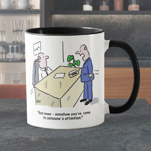 Mug Office Worker est remarqué par une personne
