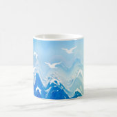 Mug Oiseaux au-dessus des vagues de la mer (Centre)