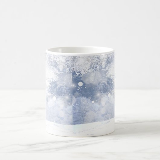 Mug Oiseaux cardinaux rouges Arbres enneigés de Noël (Centre)