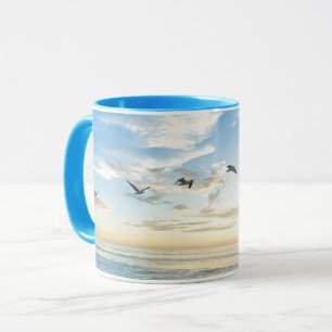 Mug Oiseaux en vol au-dessus de l'océan