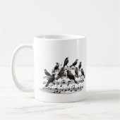 Mug oiseaux noirs assis sur une composition musicale 3 (Gauche)
