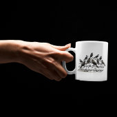 Mug oiseaux noirs assis sur une composition musicale 3