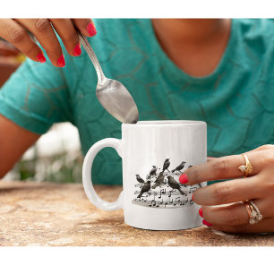 Mug oiseaux noirs assis sur une composition musicale 3