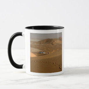 Mug Oman, désert Rub Al Khali, roulant sur les dunes