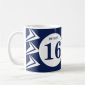 Mug OMG tu as 16 ans monogramme nom navy et blanc (Gauche)