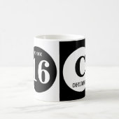 Mug OMG vous avez 16 ans monogramme nom blanc et noir (Centre)