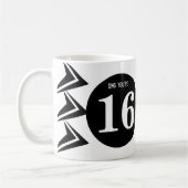 Mug OMG vous avez 16 ans monogramme nom blanc et noir (Gauche)