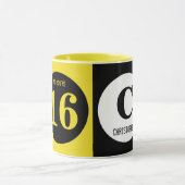 Mug OMG vous avez 16 ans monogramme nom jaune et noir (Centre)