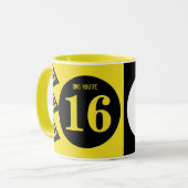 Mug OMG vous avez 16 ans monogramme nom jaune et noir (Devant gauche)