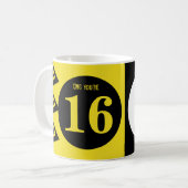 Mug OMG vous avez 16 ans monogramme nom jaune et noir (Devant gauche)