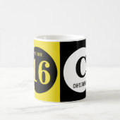 Mug OMG vous avez 16 ans monogramme nom jaune et noir (Centre)