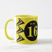 Mug OMG vous êtes 16 monogramme nom jaune et noir (Gauche)