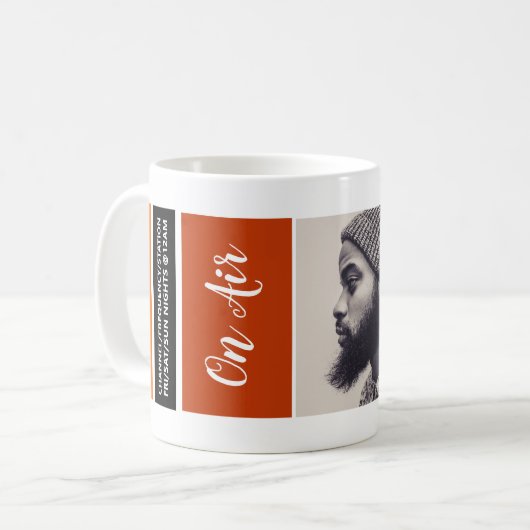 Mug On Air - Podcaster Photo - Retro Podcast Advert (Devant gauche)