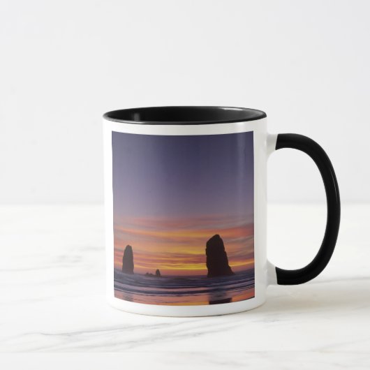 Mug OR, côte de l'Oregon, Cannon Beach, piles de mer à (Droite)