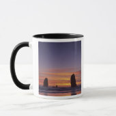 Mug OR, côte de l'Oregon, Cannon Beach, piles de mer à (Gauche)