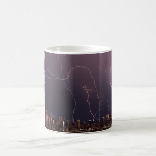 Mug Orage avec des éclairs au-dessus de Manhattan, NYC (Centre)