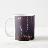 Mug Orage avec des éclairs au-dessus de Manhattan, NYC (Gauche)