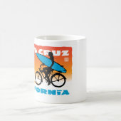 Mug Orange de fille de surfer de Stephen Hosmer (Centre)