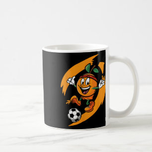 Mug Orange Jouant au Football