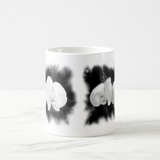 Mug Orchidée blanche noire peinture à fleurs tropicale (Centre)