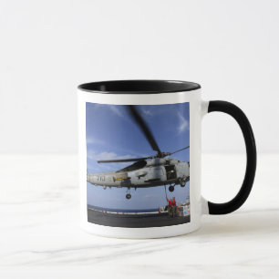 Mug Ordnancemen relient des câbles de transport