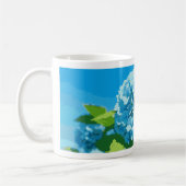 mug orné d'un pixel art hydrangée bleu (Gauche)