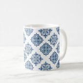 Mug Ornement brodé bleu sur blanc (Devant droit)