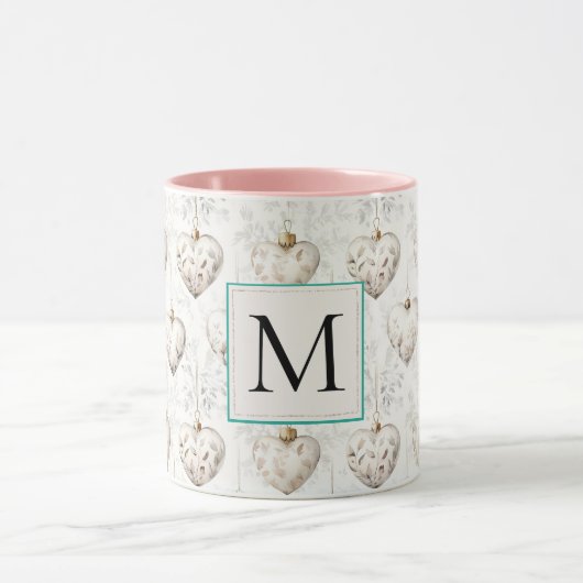 Mug Ornements de cœur blancs chic monogramme (Centre)