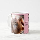 Mug Orphelin Kobe d'orang-outan de bébé avec OFI (Devant gauche)