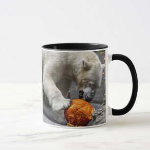 Mug Ours blanc mangeant d'un citrouille