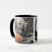 Mug Ours blanc mangeant d'un citrouille (Devant gauche)