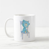 Mug Ours bleu de calicot souriant sur la chaise (Gauche)