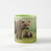 Mug Ours brun d'Alaska avec des oursons dans une prair (Centre)