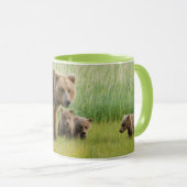 Mug Ours brun d'Alaska avec des oursons dans une prair (Devant droit)