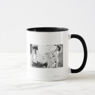 Mug Ours CUB de alimentation de fille dans Seward