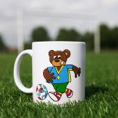 Mug Ours de soccer jouant au football en tenue sportiv