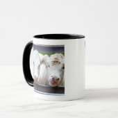 Mug Paires de jeunes vaches blanches au trailor de (Devant gauche)