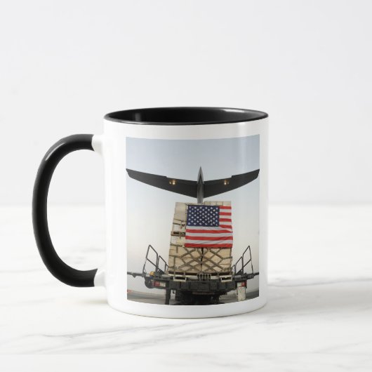 Mug Palette contenant de l'aide humanitaire (Gauche)