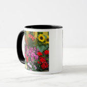 Mug Palissade jaune avec jardin fleuri dans (Devant gauche)