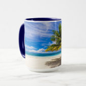 Mug Palm sur la plage de sable blanc (Devant gauche)