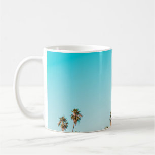 MUG PALMIERS VERTS ET BROWN SOUS UN CIEL BLEU CLAIR
