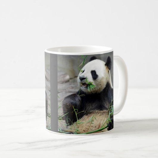 Mug Panda géant mangeant du bambou (Devant droit)