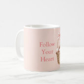 Mug Panier de coeurs en chocolat à la fraise avec un r (Devant gauche)