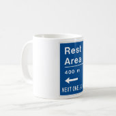Mug Panneau de signalisation d'aire de repos à 400m à (Devant gauche)