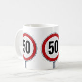 Mug Panneau de signalisation de limite de vitesse ÂGE (Devant gauche)