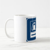 Mug Panneau routier rétro bleu de station-service et d (Gauche)