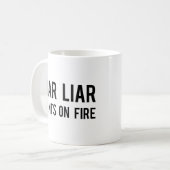 Mug Pantalon de menteur de menteur sur le feu (Devant gauche)