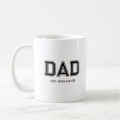 Mug Papa a établi une typographie universitaire simple (Gauche)