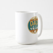 Mug Papa de l’année Badge rétro - Cadeau de fête du Pè (Devant droit)