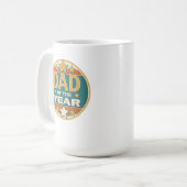 Mug Papa de l’année Badge rétro - Cadeau de fête du Pè (Devant gauche)